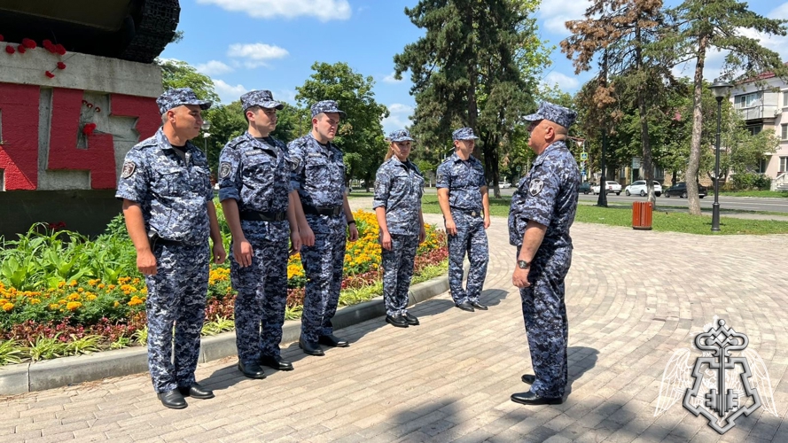 В НАЛЬЧИКЕ ПРЕДСТАВИТЕЛИ ВНЕВЕДОМСТВЕННОЙ ОХРАНЫ РОСГВАРДИИ ПОЧТИЛИ ПАМЯТЬ ПОГИБШИХ В БИТВЕ ЗА КАВКАЗ