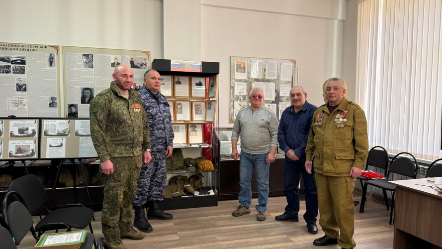 Сотрудники ОВО по Эльбрусскому району с воинами-«афганцами» приняли участие во встрече с учащимися