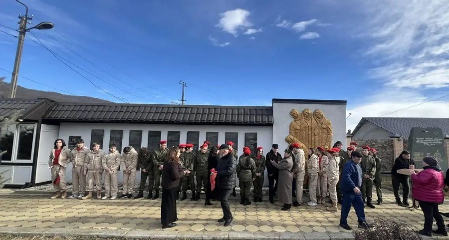 У памятника воинам-интернационалистам в поселке Кашхатау прошел ежегодный митинг посвященный уроженцам Кабардино-Балкарии павшим во время войны в Афганистане. 