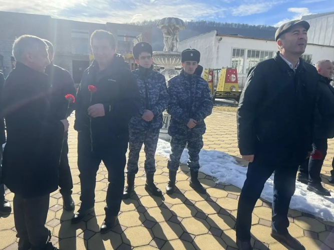 У памятника воинам-интернационалистам в поселке Кашхатау прошел ежегодный митинг посвященный уроженцам Кабардино-Балкарии павшим во время войны в Афганистане. 