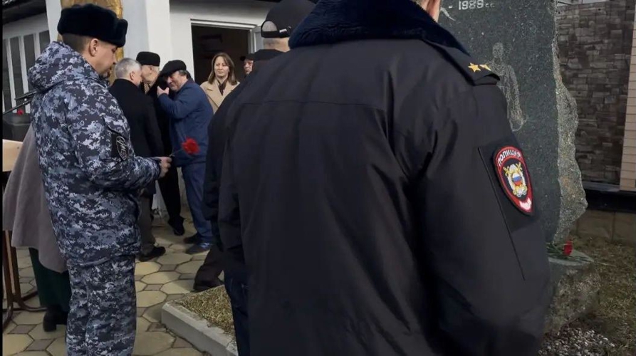 У памятника воинам-интернационалистам в поселке Кашхатау прошел ежегодный митинг посвященный уроженцам Кабардино-Балкарии павшим во время войны в Афганистане. 
