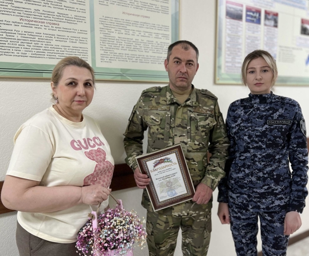  Офицер Росгвардии поздравила сотрудников военного комиссариата с профессиональным праздником