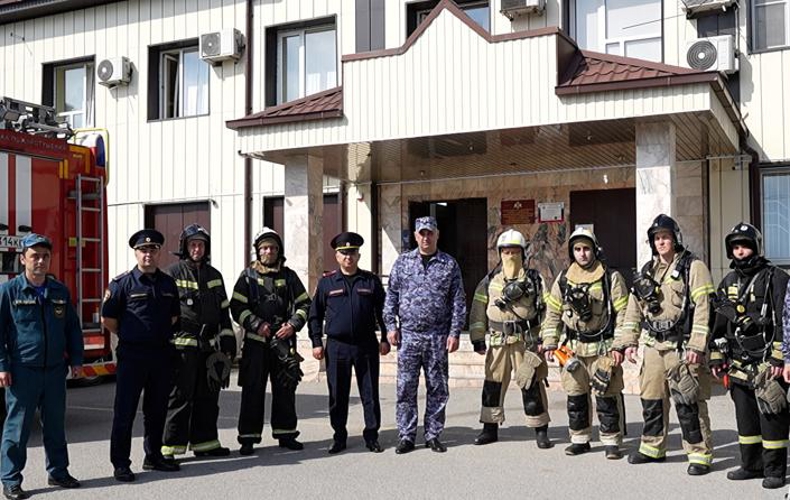 В Кабардино-Балкарии сотрудники Росгвардии и МЧС провели совместное пожарно-тактическое занятие