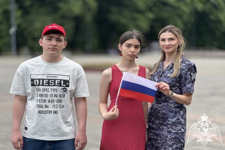 В Кабардино-Балкарии сотрудники вневедомственной охраны присоединились к акции «Российский триколор»