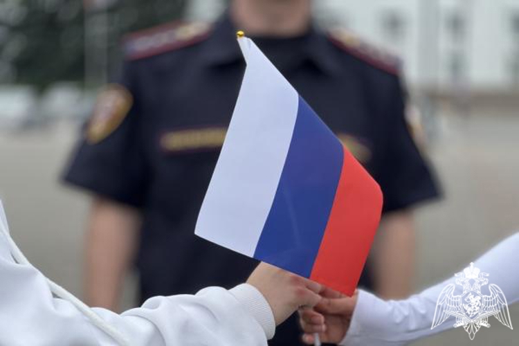 В Кабардино-Балкарии сотрудники вневедомственной охраны присоединились к акции «Российский триколор»