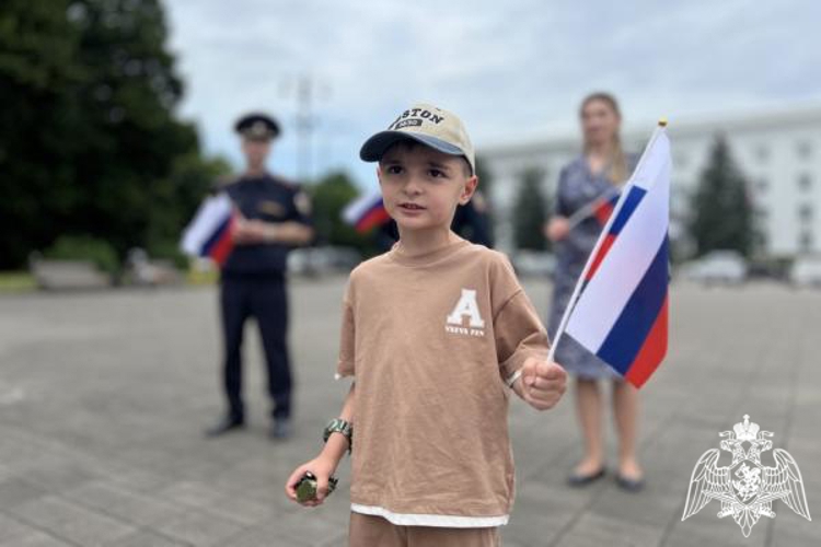 В Кабардино-Балкарии сотрудники вневедомственной охраны присоединились к акции «Российский триколор»