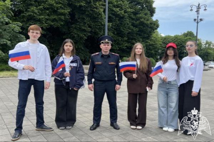 В Кабардино-Балкарии сотрудники вневедомственной охраны присоединились к акции «Российский триколор»